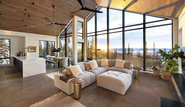 Escapology | Private Hot Tub & Ski In/Ski Out in Big White Mountain