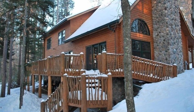 ExecLogHome~Bass Lk~4BR+Lft/3.5BA~Sauna/Game+TheaterRm/Bar/Row Boat/Pier w/Elec in Eagle River