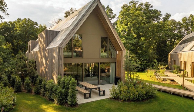 Experience a luxurious getaway at the Group Lodge, accommodating 10 people with accessible facilities and a tranquil setting in Limburg, Belgium. in Heusden-Zolder