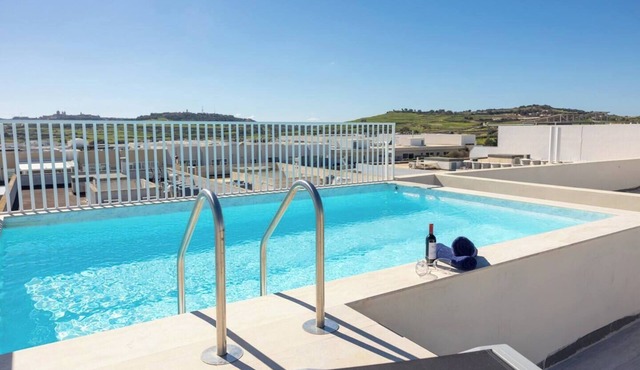 🌴 Experience true luxury at this tranquil penthouse retreat — a perfect escape for couples seeking romance 💕 or families looking to relax together in style 🐚☀️. in Il-Mosta