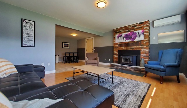 Family and pet friendly suite 5 minute walk to the lake in Kelowna