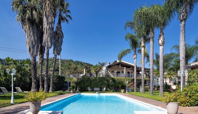 Fantastic vacation home with paradisiacal garden at the foot of the volcano Etna. in Giarre