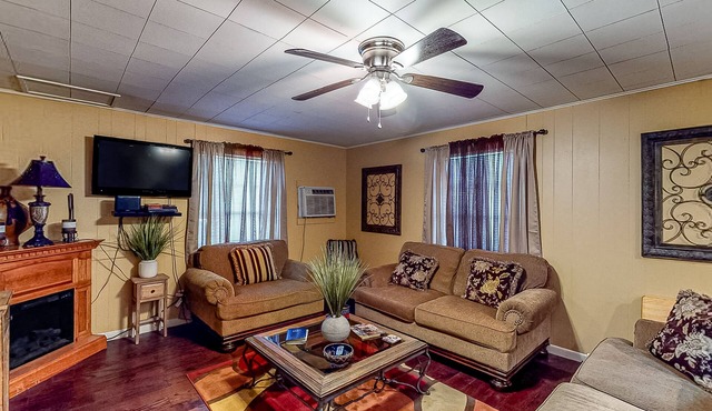 Fishing Cabin Near Lake O’ the Pines - Fenced Dog-Friendly Yard & Firepit in Avinger