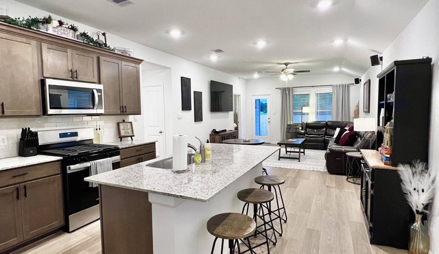 GIG ’EM LANE 3BR Grill & Fire Pit Coffee Bar 75" TV Near Hwy 6 in College Station