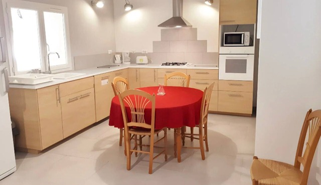 Gîte 'Mas La Mounine - Du Bas' with Private Garden, Wi-Fi and Air Conditioning in Orgon