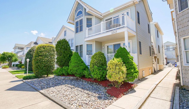 Goldcoast-Steps to Beach 2nd Flr-3 bedrm/2 bths, Prvt Rooftop Dck w/Ocean Views! in Ocean City