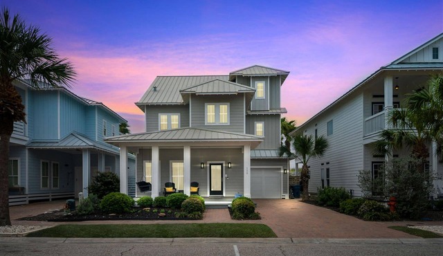 Gorgeous 5 BR Cinnamon Shore Home w/Screened Porch & Access to All Amenities in Port Aransas