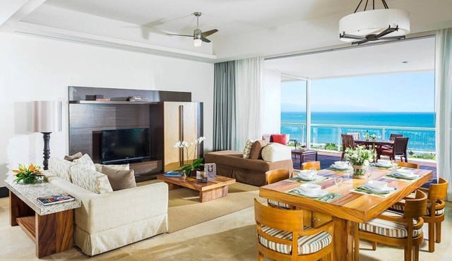 Grand Luxxe Villa with VIP resort amenities in Las Jarretaderas