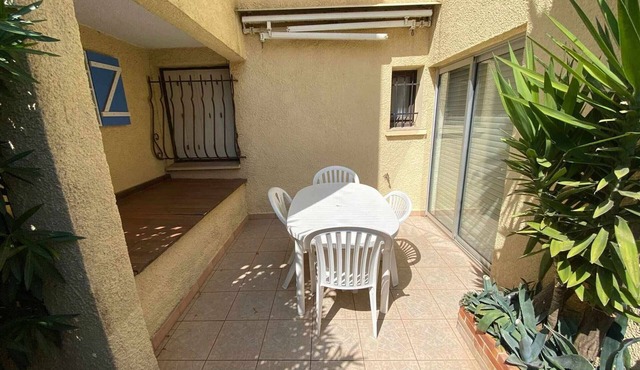 Ground-Floor Beachfront Apartment, 4 Sleeps, Terrace, Private Parking in Marseillan-Plage