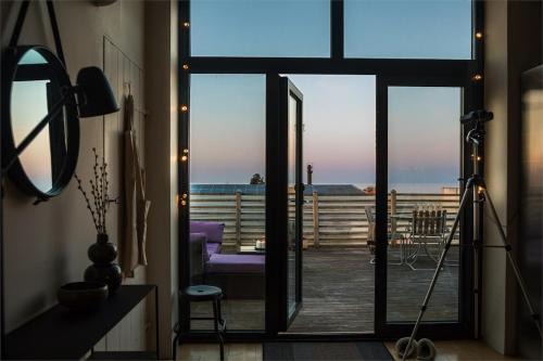 Gunilla - Beautiful flat with sea view & roof terrace in Simrishamn