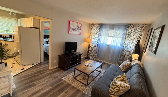 Hall's Haven: Simple Cozy Escape. Pets Welcome! Hiking & Wine Trail Nearby in West Kelowna