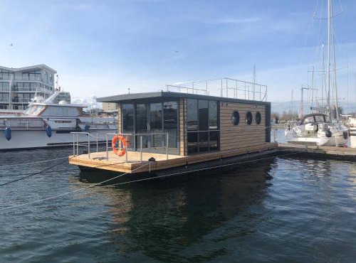Hausboot Fjord Stella - Solarboot mit Biosauna in Wendtorf in Wendtorf