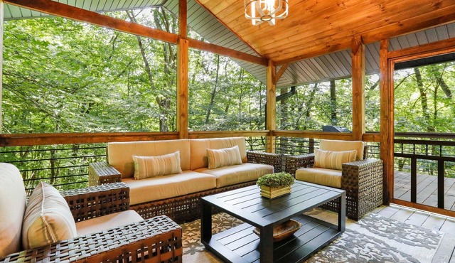 🌻Have FUN in the Fall Foliage TREETOPS🍁Luxury 4 Suite Cabin🍁Screened Porches🌻 in Berkeley Springs