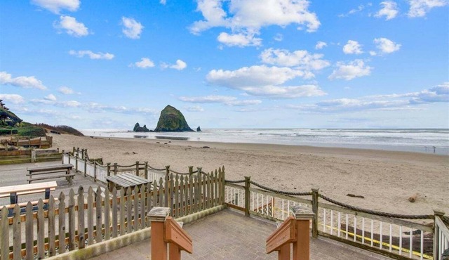 Hayven - Stunning Ocean Front Home! in Cannon Beach