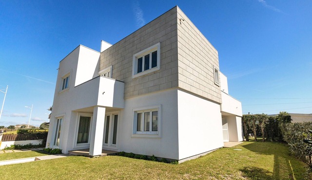 Holiday Home 'Dunas Das Marinhas' with Sea View, Private Terrace and Wi-Fi in Marinhas