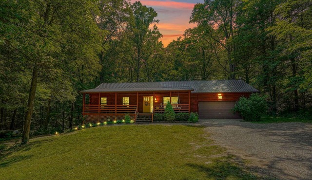 Honeybee Hideaway | Hot Tub, Game Room, Pond in Logan