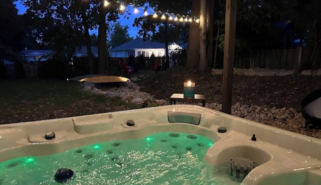 Hot Tub & Theater! Sleeps up to 10, Short walk to all the local favorites in Williams Bay