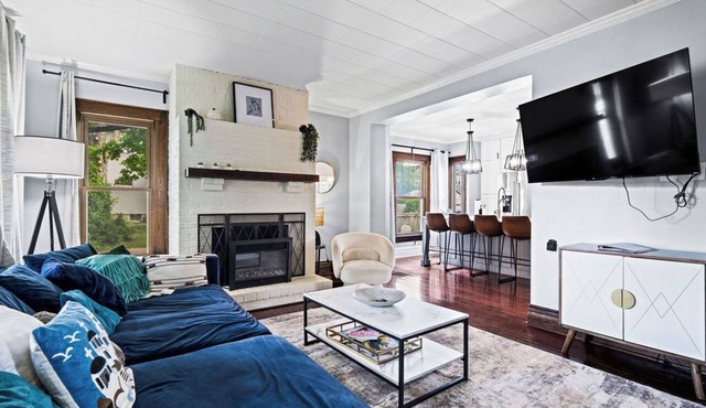 Hot Tub, Tiki Bar & Harry Potter Room- Clintonville Family Retreat in Columbus