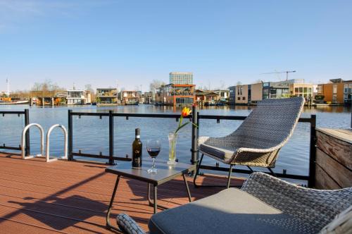Houseboat studio with canalview and free bikes in Amsterdam