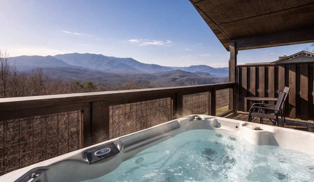 Huge Views Of GSMNP/3.6 Miles 2 DwTn Gat/Hot Tub in Gatlinburg