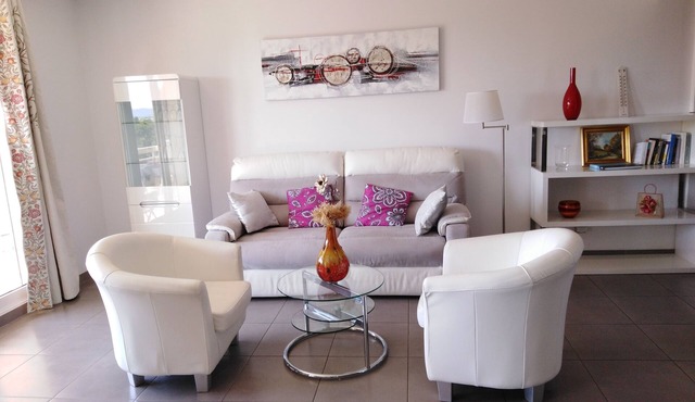 Ideal location for a good visit to the French Riviera from East to West in LA GARDE