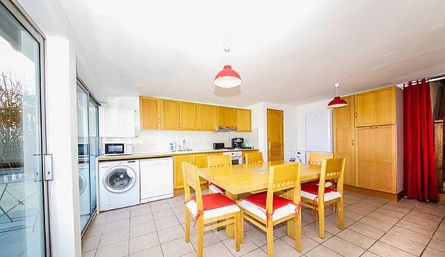 Independent house with terrace and garden, Eiffel Tower view. in Suresnes