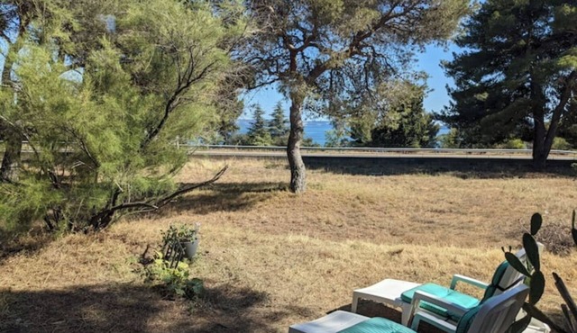 Independent studio 35m2 facing pond and beach in Saint-Chamas