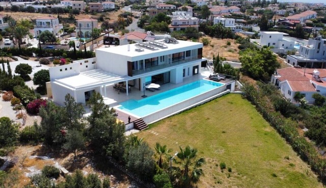 J&C Luxury Villa Infinity Pool & Views Seacave 7 Luxury Suites in Pafos
