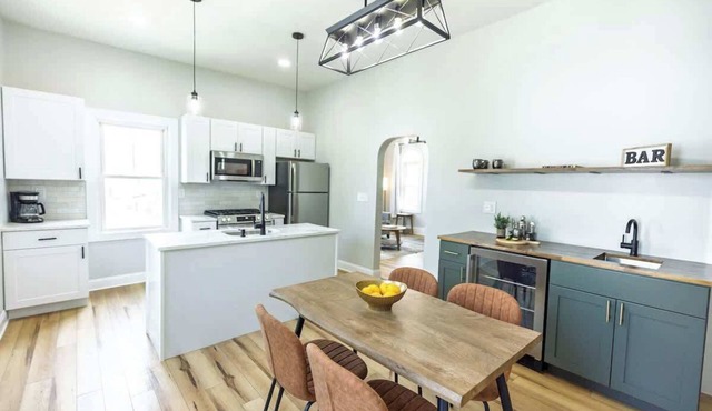 Jennifer's Broadway Cozy Gem w/Fireplace King Bed in Providence