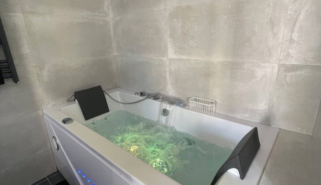 LA Chill House Balneo in Nogent-sur-Oise