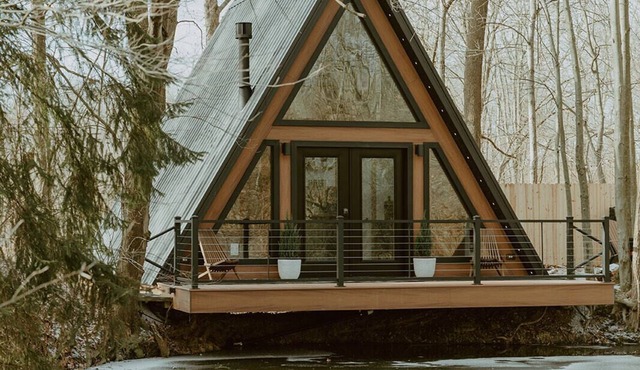 Lakefront A-Frame -Fireplace, Kayaks, Soaking Tub, Retreat for couples or solo in Beach City