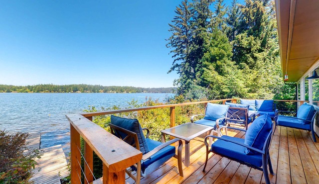 Lakefront dream with private hot tub, dock, kayaks, pedal boat & amazing views in Florence