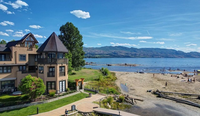 Lakefront Luxury Retreat - Beach & Mountain Views in Kelowna