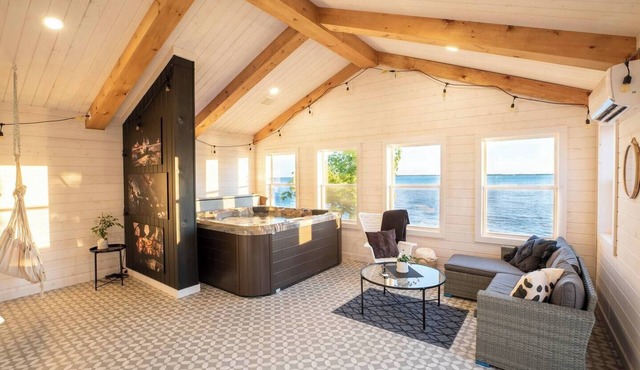 Large renovated beachfront cottage in Shippagan