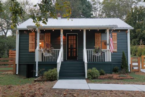 Leipers Fork Village Bungalow with Hot Tub & Firepit in Franklin