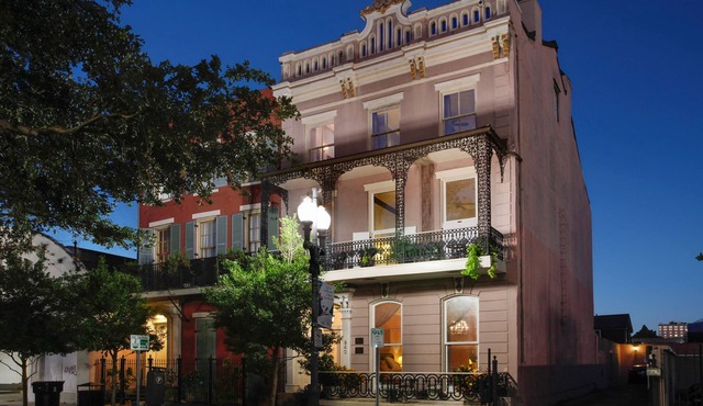 Les Carillons - Arts District Gem Large Groups Welcome! Pool! Elevator! in New Orleans