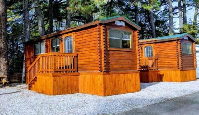 Log Cabin - Williamsburg Pet-Friendly Log Cabin – Heated Pool, Free Game Room in Williamsburg