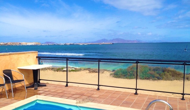 Lovely Beach Front Villa. PrivatePool,Stunning Sea and Island Views in La Oliva