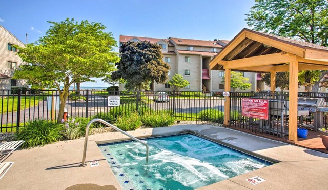 Lovely Port Clinton Condo with Lake Views! in Port Clinton