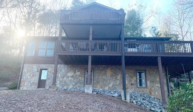 Lure Me Inn - WALK to all resort amenities in Lake Lure