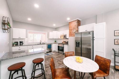 LUX 2.3k SQFT, Game Room, Parking, Sleeps 10 Plus in Pittsburgh