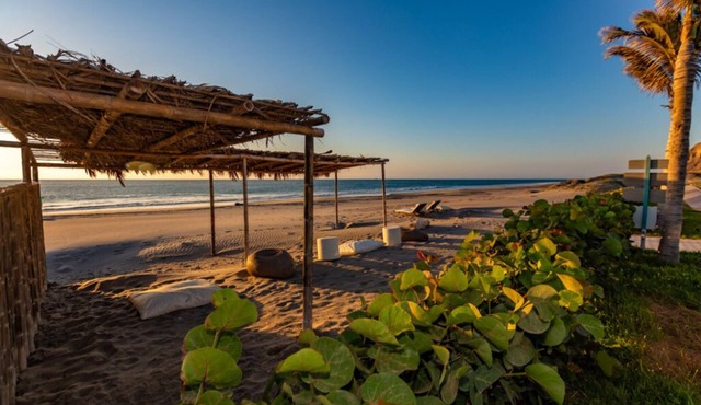 Luxurious Beachfront 6-bedroom house with WiFi, AC in brilliant Ñuro in Talara