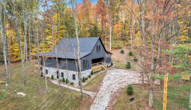Luxurious cabin, sleeps 15 | The Woodford in Logan