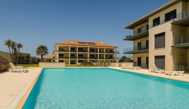 Luxury ground floor apartment, sleeps 6, excellent position in a quiet location in São Martinho do Porto