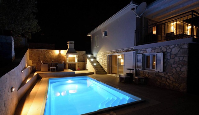 Luxury villa with all comforts, swimming pool, 150m from the sea, breathtaking view + mooring in rogac