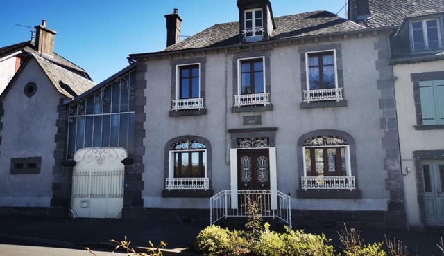 Maison de bourg dans le Cantal in Champagnac