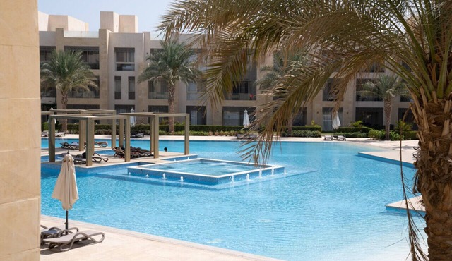 Mangroovy Magic: Beachfront 1BR Oasis w/Pool View -M3-3A-13 in Gouna
