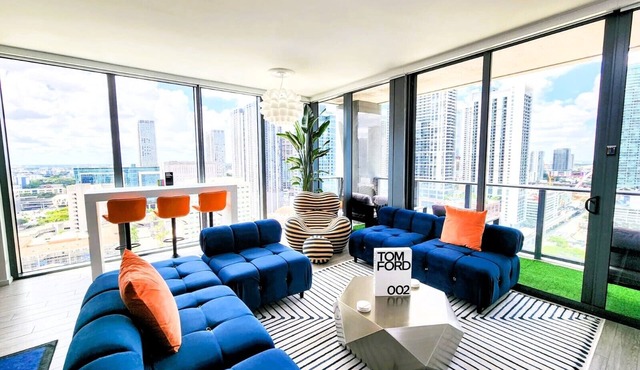 Miami Luxury 3BR - Stunning Skyline & Water Views - 100” Living Room TV in Miami