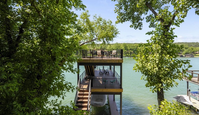 Minutes to Downtown Austin: Peaceful Waterfront Retreat with City Access Nearby in Austin