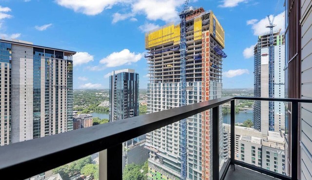 Modern 1-Bedroom with City Views in Austin